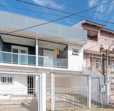 Casa sobrado no bairro Vila Ipiranga de 3 dormitórios e 2 vagas