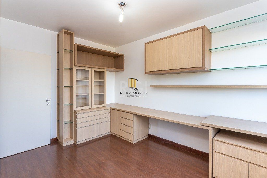 Apartamento no bairro Higienópolis com 190m² de 3 dormitórios e 2 vagas