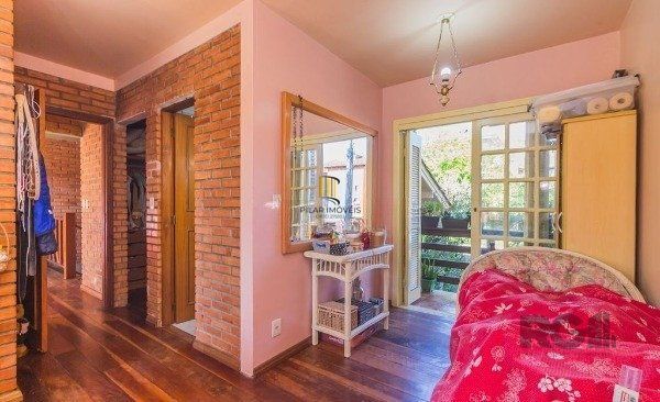 Casa sobrado na Lomba do Pinheiro com 4 dormitórios e 2 vagas