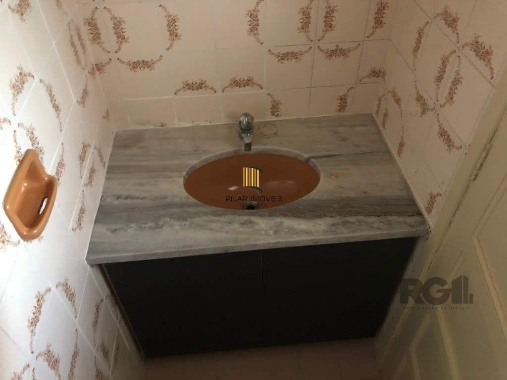 Apartamento no Passo D'areia de 2 dormitórios e vaga desocupado