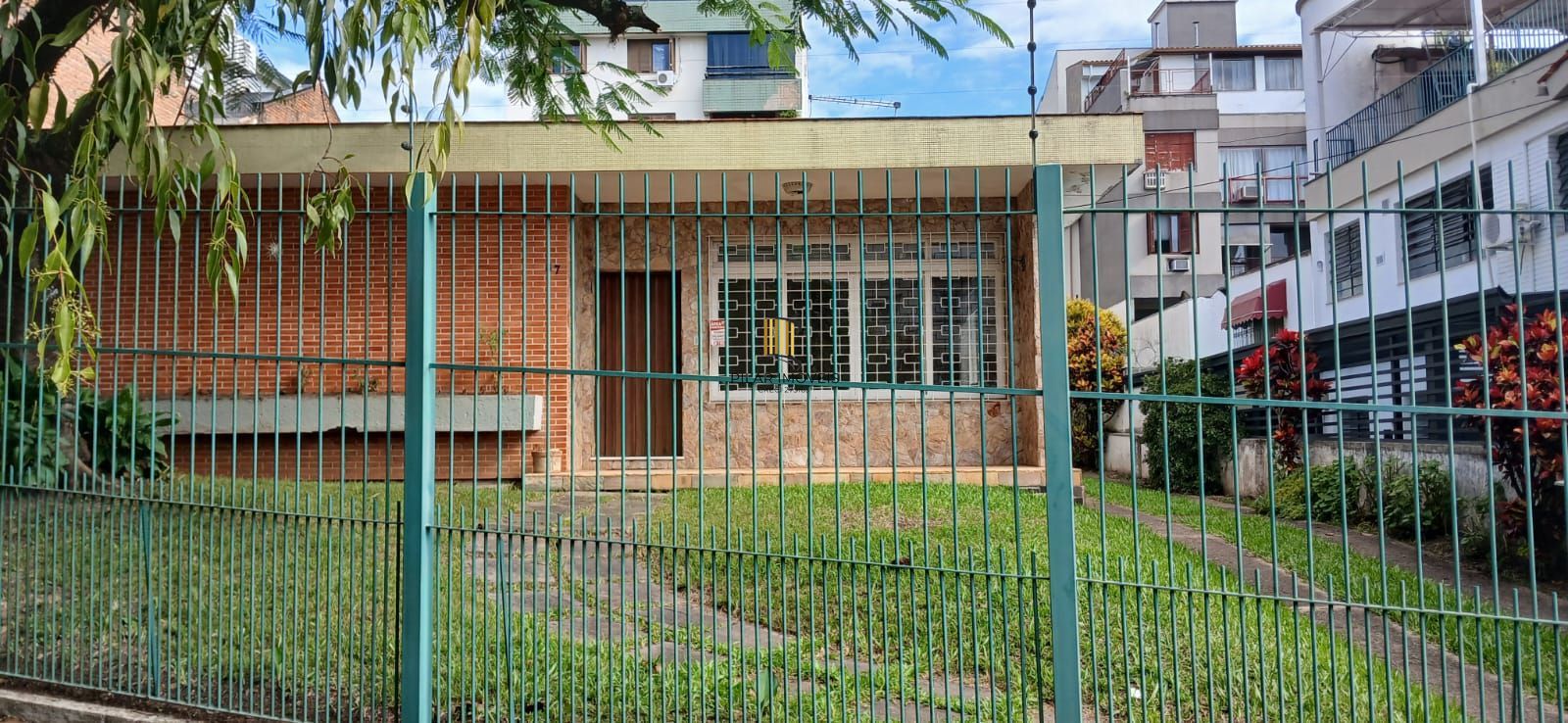 Casa no Menino Deus de 3 dormitórios e 5 vagas DESOCUPADA