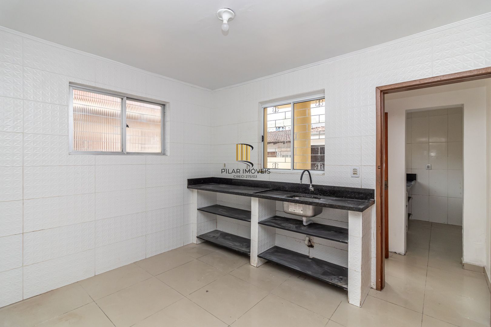 Casa no bairro Sarandi com 4 dormitórios e 4 vagas