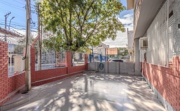 Prédio Residencial no Passo D'areia com 8 dormitórios e 8 vagas