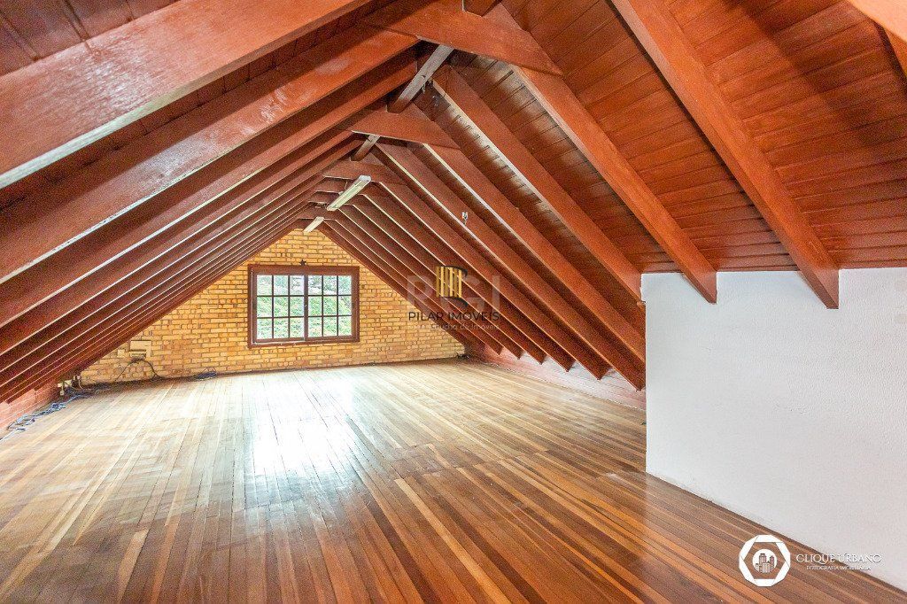 Casa para Venda - 330m², 4 dormitórios, sendo 3 suites, 2 vagas - Petrópolis