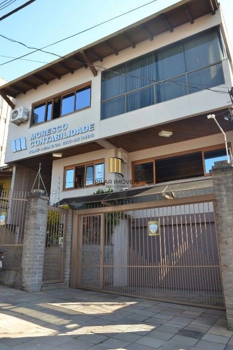 Casa Comercial e Residencial com 518m² (4 quartos / 5 banheiros / 3 vagas garagem) no Bairro Partenon localizada à meia quadra da Av. Bento Gonçalves.