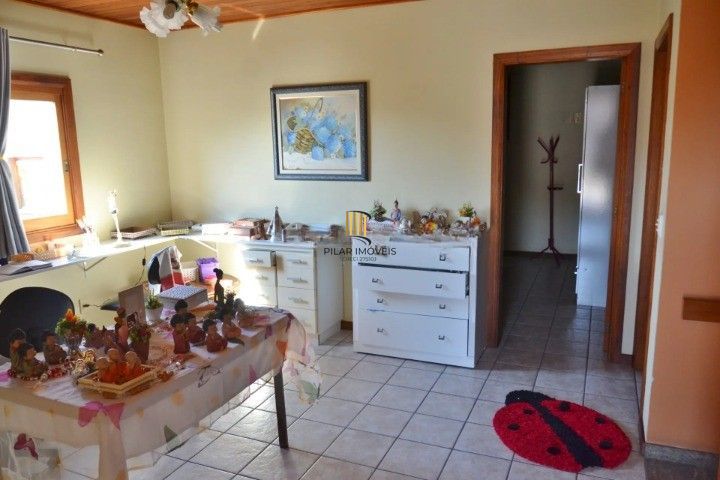 Casa Comercial e Residencial com 518m² (4 quartos / 5 banheiros / 3 vagas garagem) no Bairro Partenon localizada à meia quadra da Av. Bento Gonçalves.