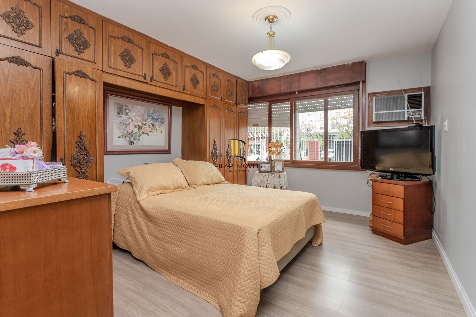 Prédio Residencial no Passo D'areia com 8 dormitórios e 8 vagas