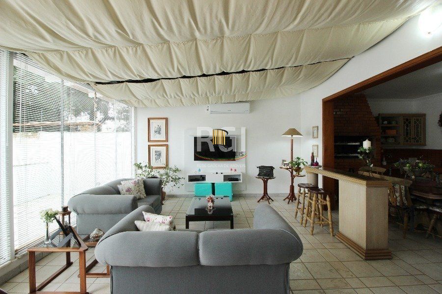Casa para Venda - 280m², 3 dormitórios, 2 vagas - Petrópolis
