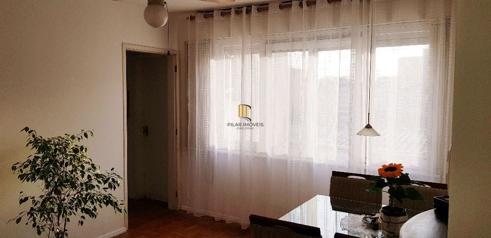 Apartamento no Petrópolis de 2 dormitórios e dependência