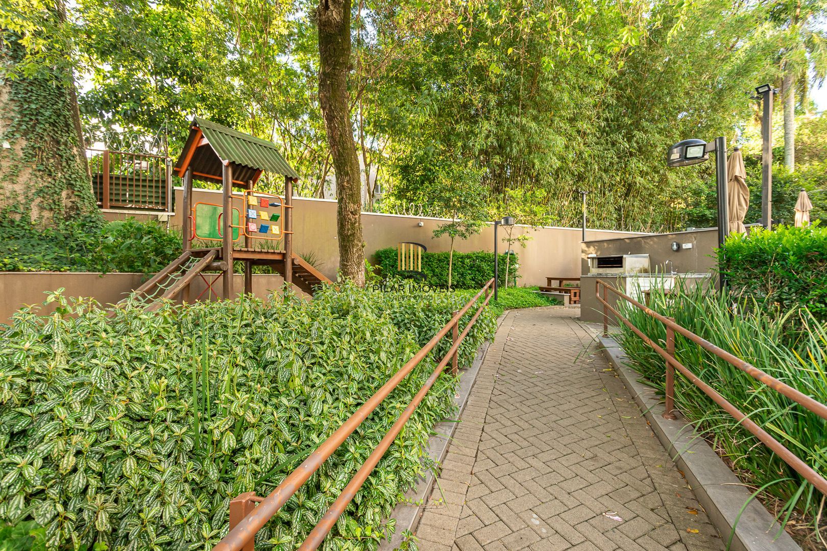 Apartamento no bairro Teresópolis de 2 dormitórios vaga e infra