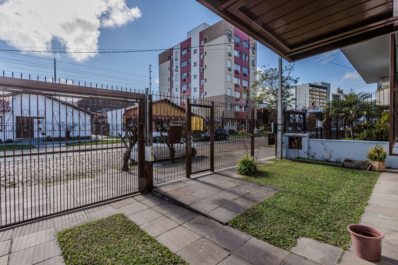 Casa no Partenon com 4 dormitórios e 4 vagas DESOCUPADA