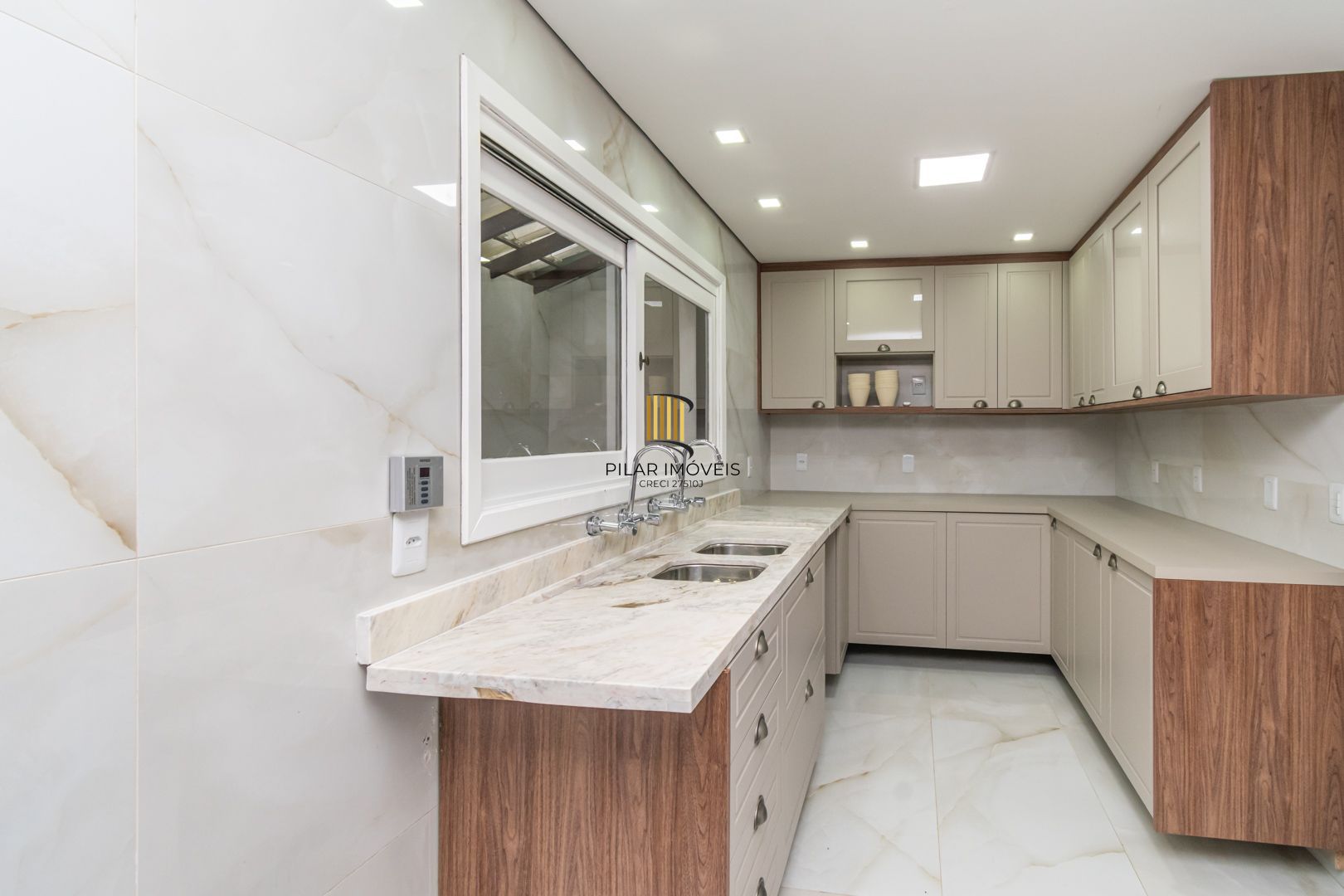 Casa sobrado no bairro Cristal de 3 dormitórios e 3 vagas