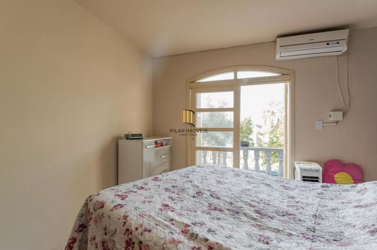 Sobrado no bairro Vila Ipiranga de 4 dormitórios e 2 vagas