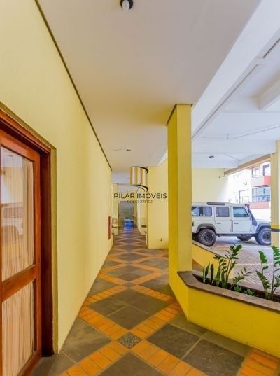 Apartamento no Menino Deus de 2 dormitórios e vaga