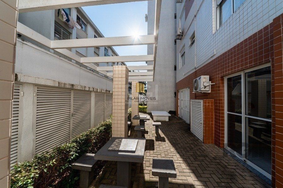 Apartamento no bairro Cristal de 2 dormitórios infra e vaga