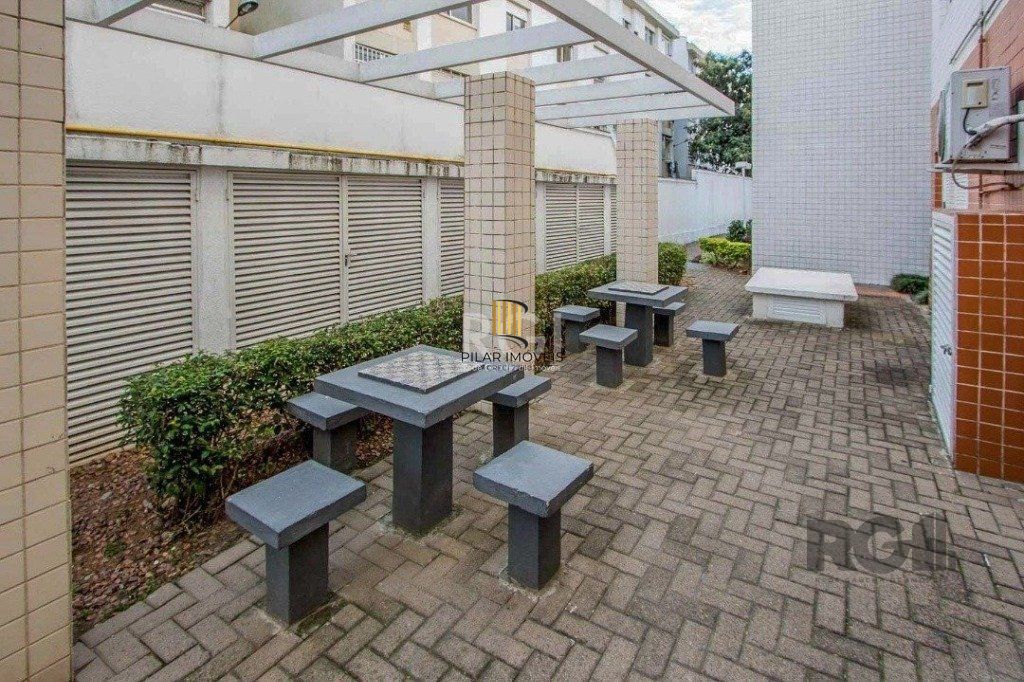 Apartamento no bairro Cristal de 2 dormitórios infra e vaga