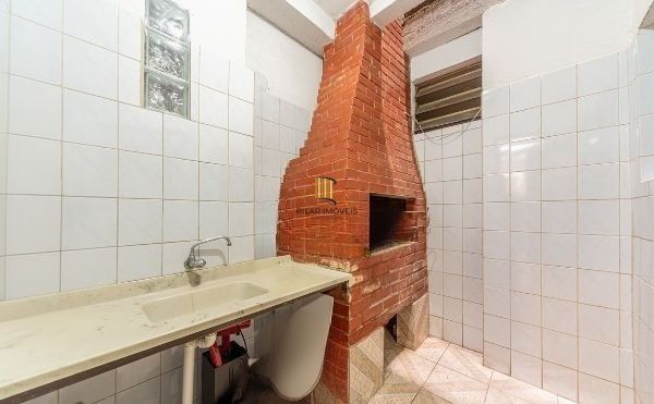 Prédio Comercial no Passo D'areia com 6 dormitórios e 5 vagas