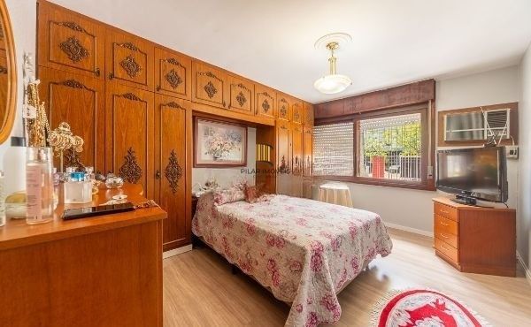 Prédio Comercial no Passo D'areia com 6 dormitórios e 5 vagas