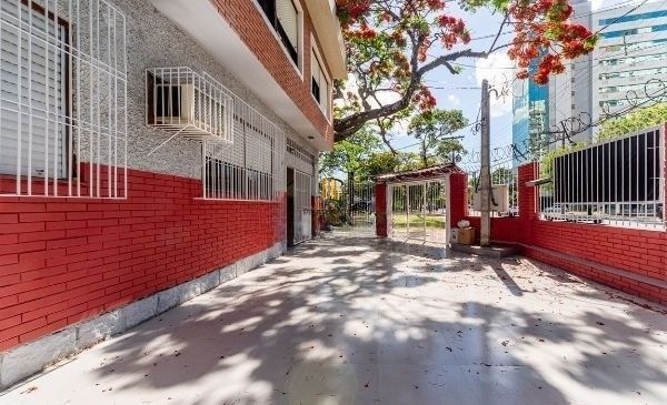 Prédio Comercial no Passo D'areia com 6 dormitórios e 5 vagas