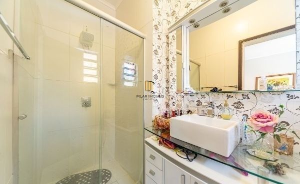 Prédio Comercial no Passo D'areia com 6 dormitórios e 5 vagas