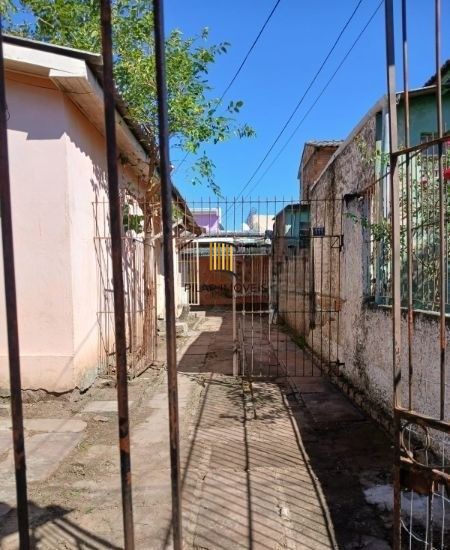Terreno com 2 Casas de alvenaria no bairro Sarandi