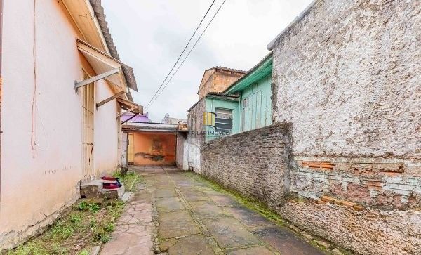 Terreno com 2 Casas de alvenaria no bairro Sarandi