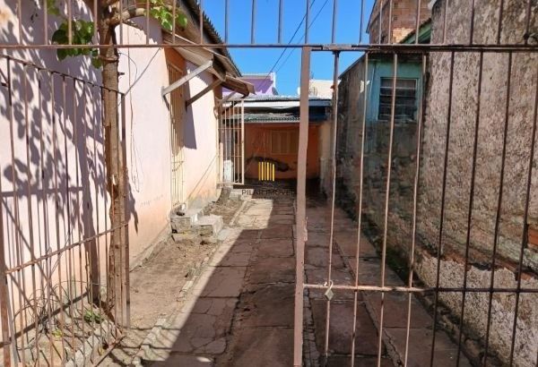 Terreno com 2 Casas de alvenaria no bairro Sarandi