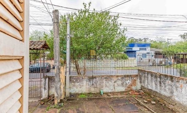 Terreno com 2 Casas de alvenaria no bairro Sarandi