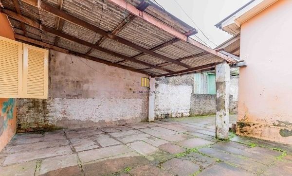 Terreno com 2 Casas de alvenaria no bairro Sarandi