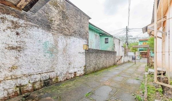 Terreno com 2 Casas de alvenaria no bairro Sarandi