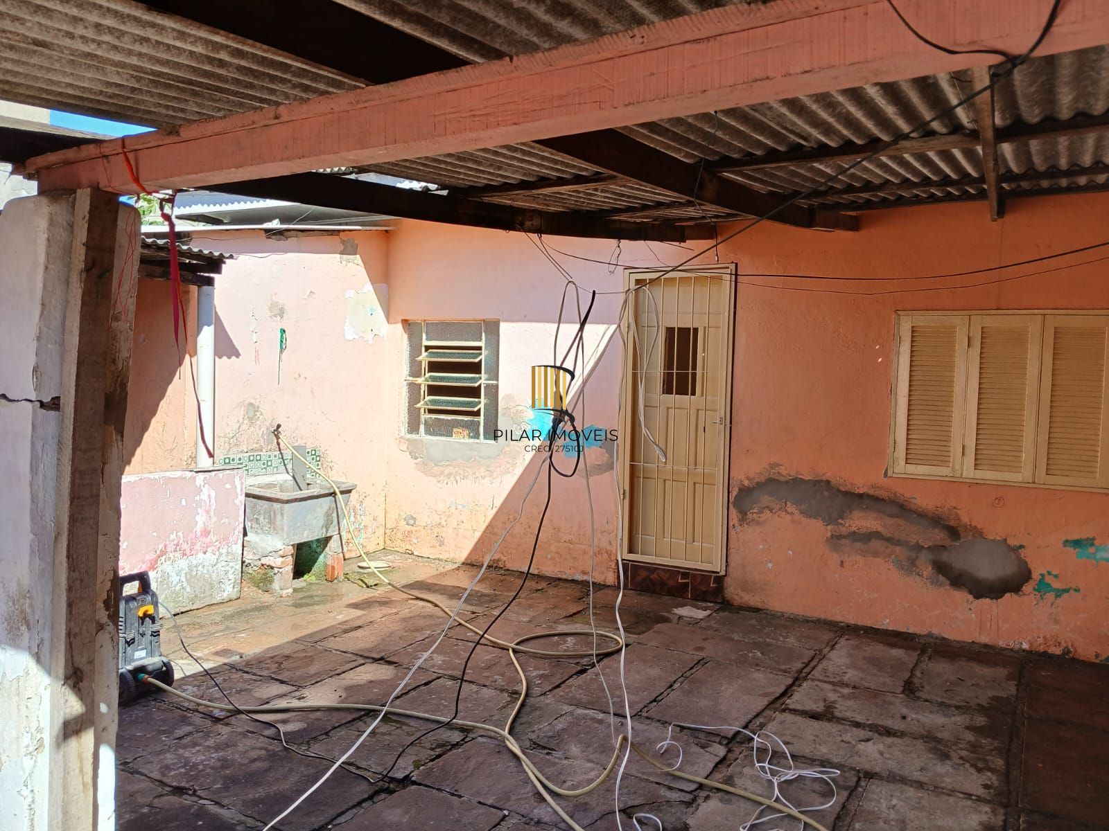 Terreno com 2 Casas de alvenaria no bairro Sarandi