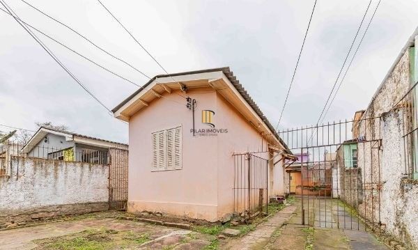Terreno com 2 Casas de alvenaria no bairro Sarandi
