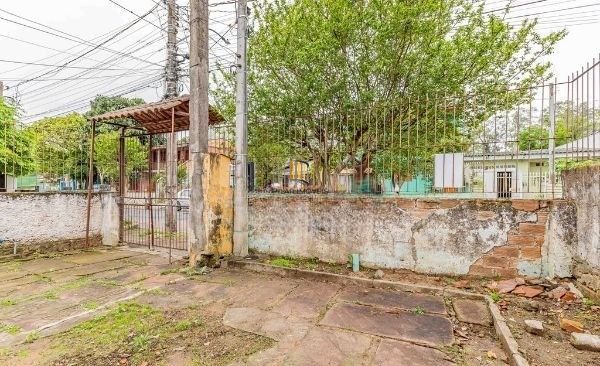 Terreno com 2 Casas de alvenaria no bairro Sarandi