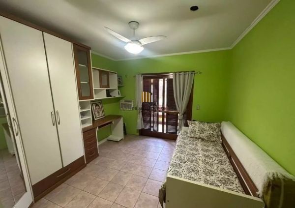 Ótima casa no bairro Jardim Lindóia, com 4 quartos, pátio amplo e área com churrasqueira