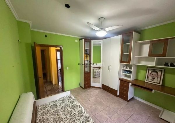 Ótima casa no bairro Jardim Lindóia, com 4 quartos, pátio amplo e área com churrasqueira