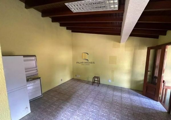 Ótima casa no bairro Jardim Lindóia, com 4 quartos, pátio amplo e área com churrasqueira