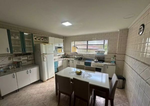 Ótima casa no bairro Jardim Lindóia, com 4 quartos, pátio amplo e área com churrasqueira
