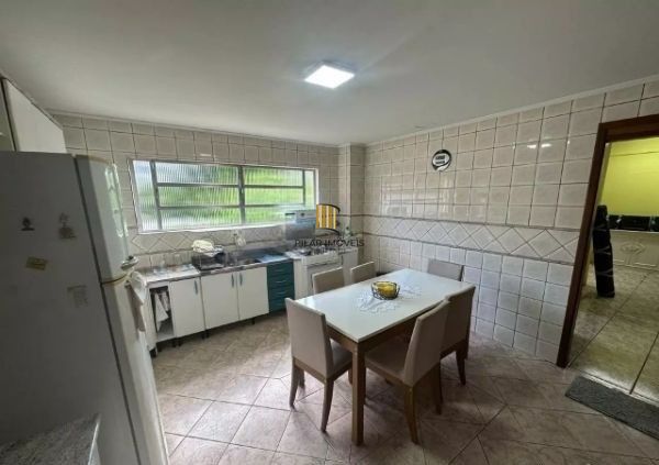 Ótima casa no bairro Jardim Lindóia, com 4 quartos, pátio amplo e área com churrasqueira
