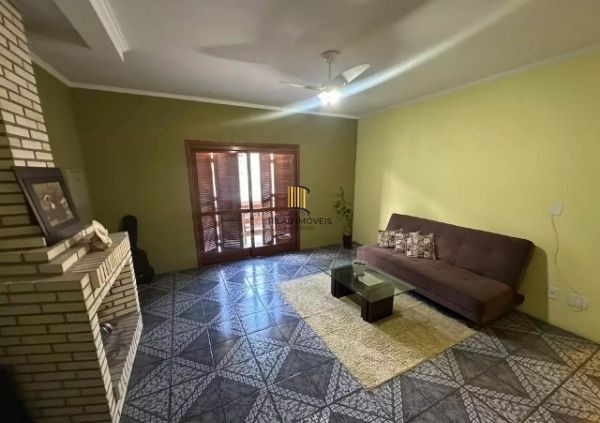 Ótima casa no bairro Jardim Lindóia, com 4 quartos, pátio amplo e área com churrasqueira