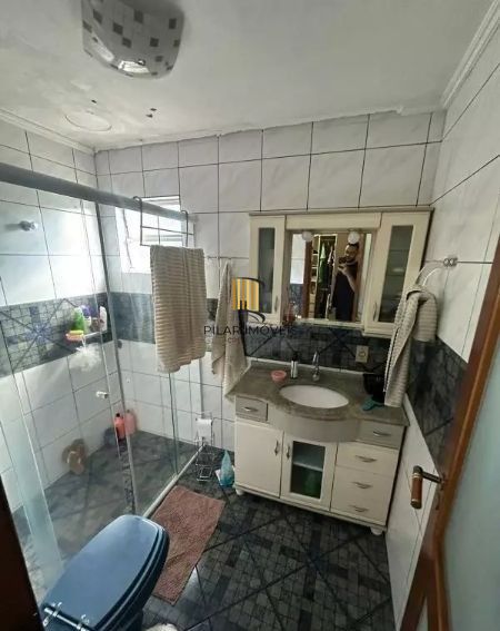 Ótima casa no bairro Jardim Lindóia, com 4 quartos, pátio amplo e área com churrasqueira