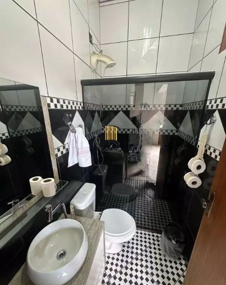 Ótima casa no bairro Jardim Lindóia, com 4 quartos, pátio amplo e área com churrasqueira