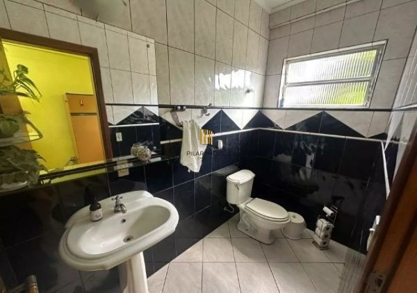 Ótima casa no bairro Jardim Lindóia, com 4 quartos, pátio amplo e área com churrasqueira