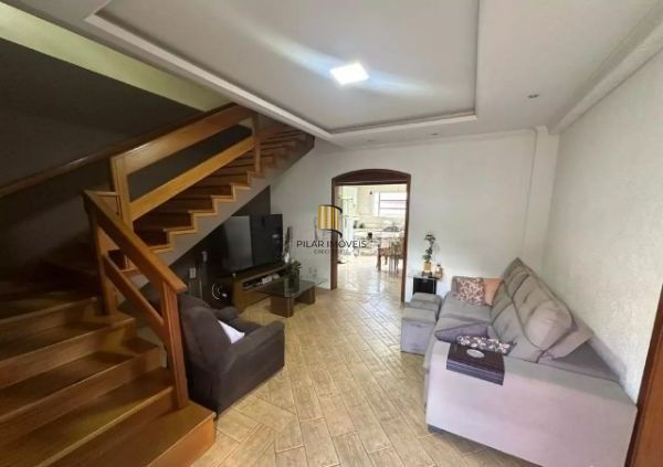 Ótima casa no bairro Jardim Lindóia, com 4 quartos, pátio amplo e área com churrasqueira