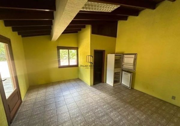 Ótima casa no bairro Jardim Lindóia, com 4 quartos, pátio amplo e área com churrasqueira