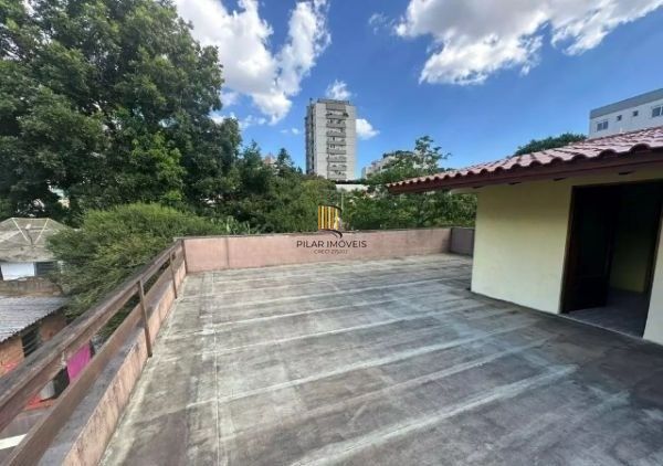 Ótima casa no bairro Jardim Lindóia, com 4 quartos, pátio amplo e área com churrasqueira