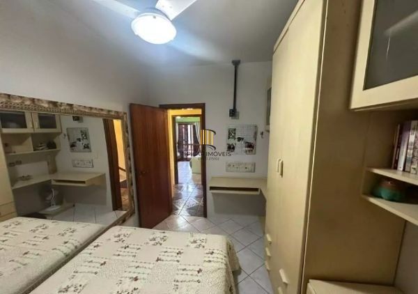 Ótima casa no bairro Jardim Lindóia, com 4 quartos, pátio amplo e área com churrasqueira