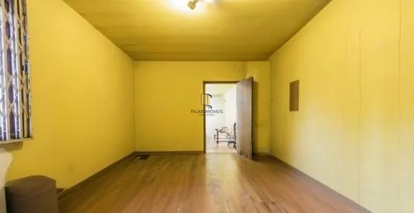 Casa sobrado no bairro Auxiliadora de 5 dormitórios e 4 vagas