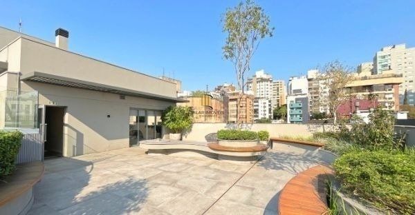 Apartamento no bairro Auxiliadora de 2 dormitórios vaga e infra