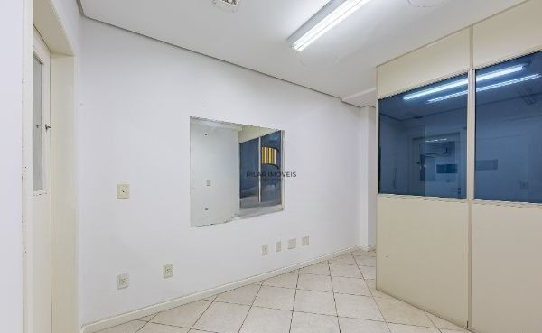 Prédio comercial com loja no bairro Rio Branco com 237m²
