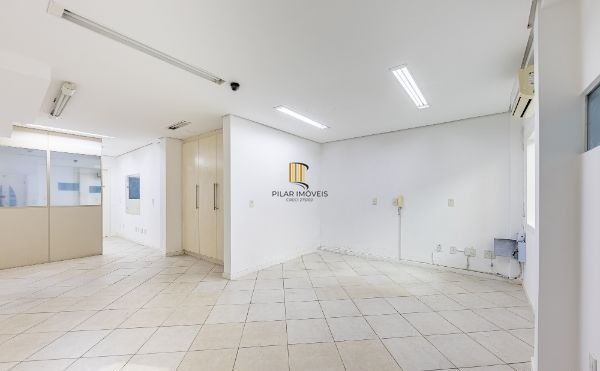 Prédio comercial com loja no bairro Rio Branco com 237m²